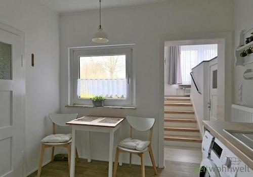 kleiner Esstisch in der Küche