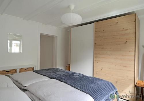 großer Kleiderschrank