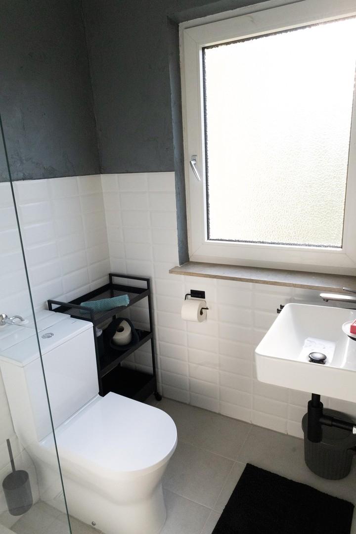 Toilette und Waschbecken