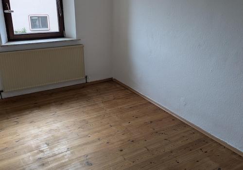 Zimmer mit Holzboden