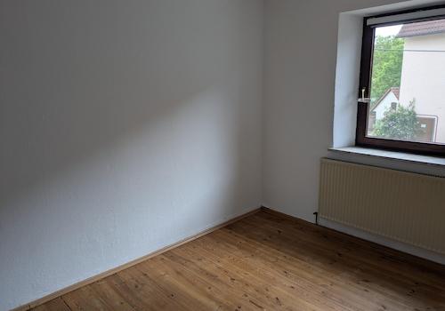 Zimmer mit Holzboden