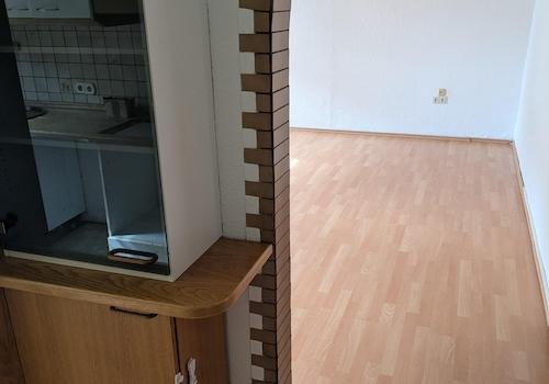 Küche mit Blick ins Wohnzimmer