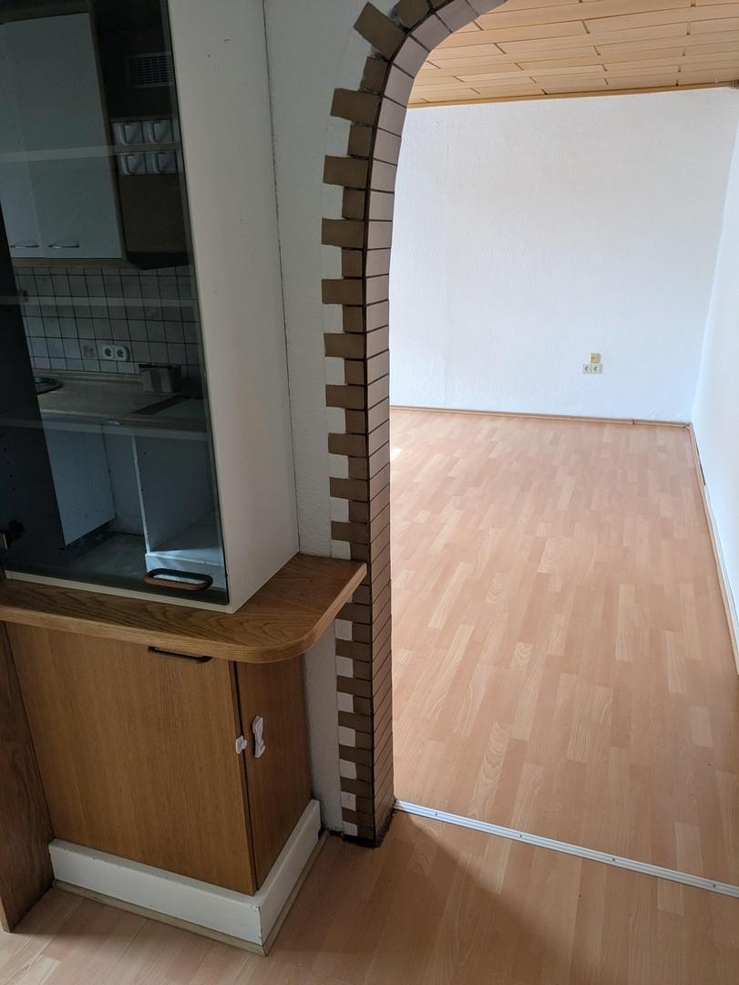 Küche mit Blick ins Wohnzimmer
