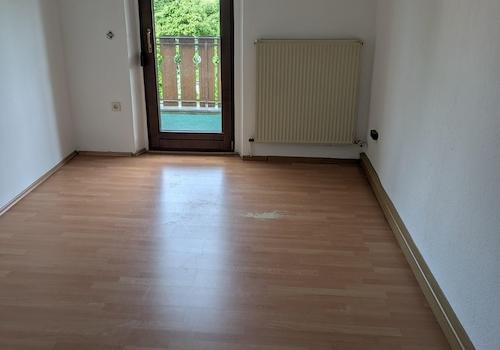 Zimmer mit Zugang zum Balkon