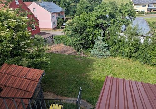 Blick von Balkon in den Garten
