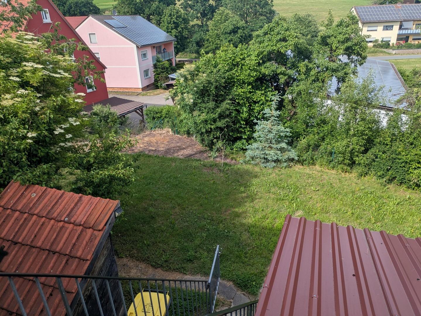 Blick von Balkon in den Garten