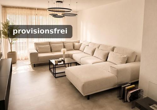 Wohnzimmer mit großem Sofa