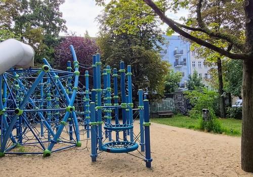 Spielplatz Gegenüber Gebäude