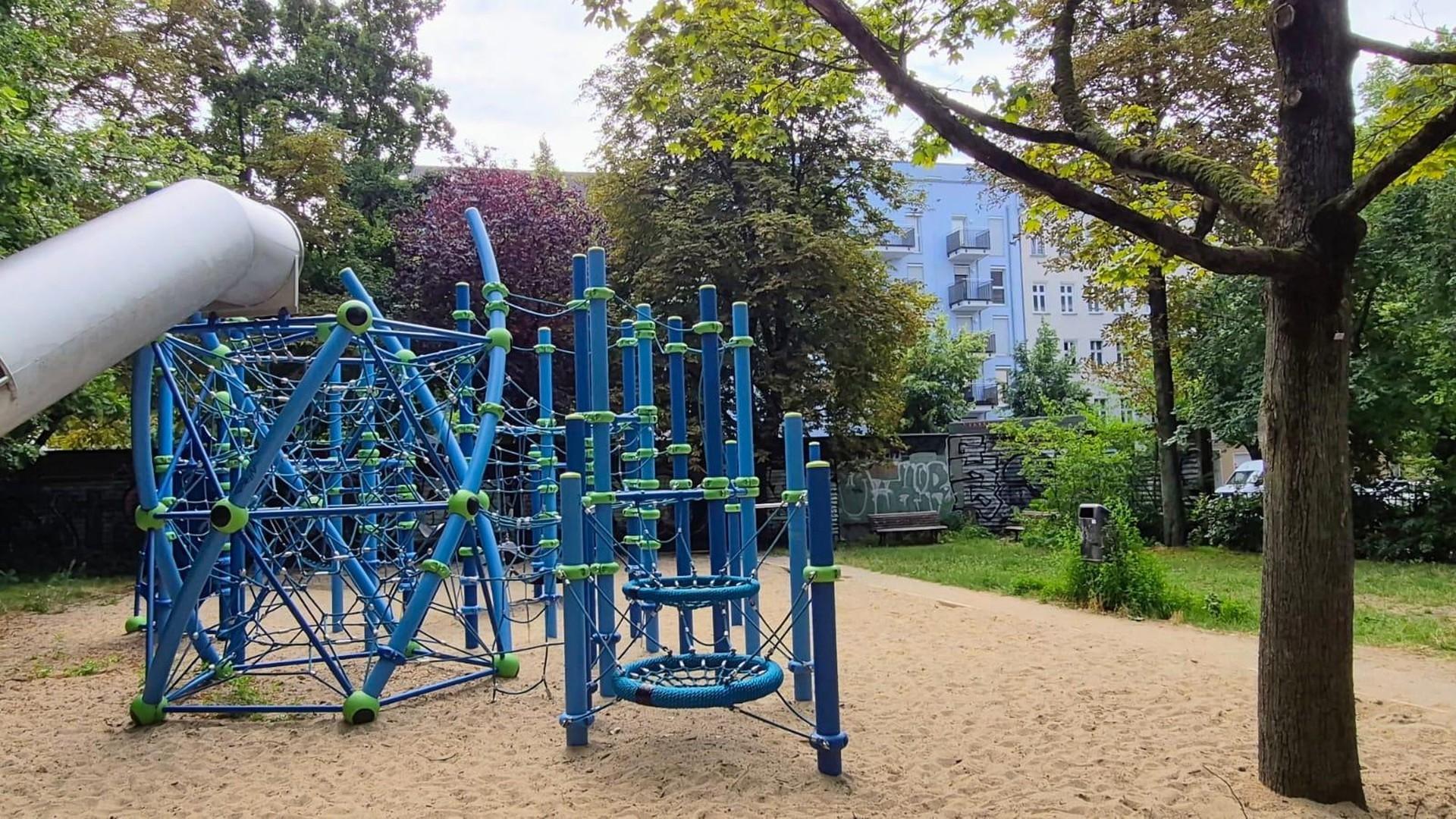 Spielplatz Gegenüber Gebäude