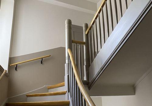 renoviertes gepflegtes Treppenhaus
