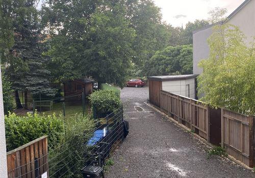 Hof mit Zufahrt zu den SP