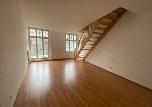 helles geräumiges Wohnzimmer