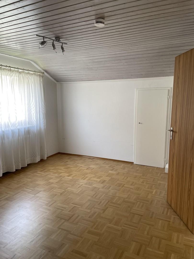 Zimmer 4, OG