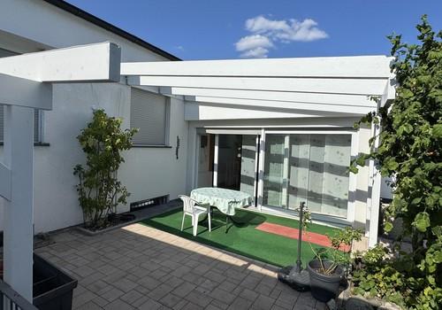 Überdachte Pergola im Garten