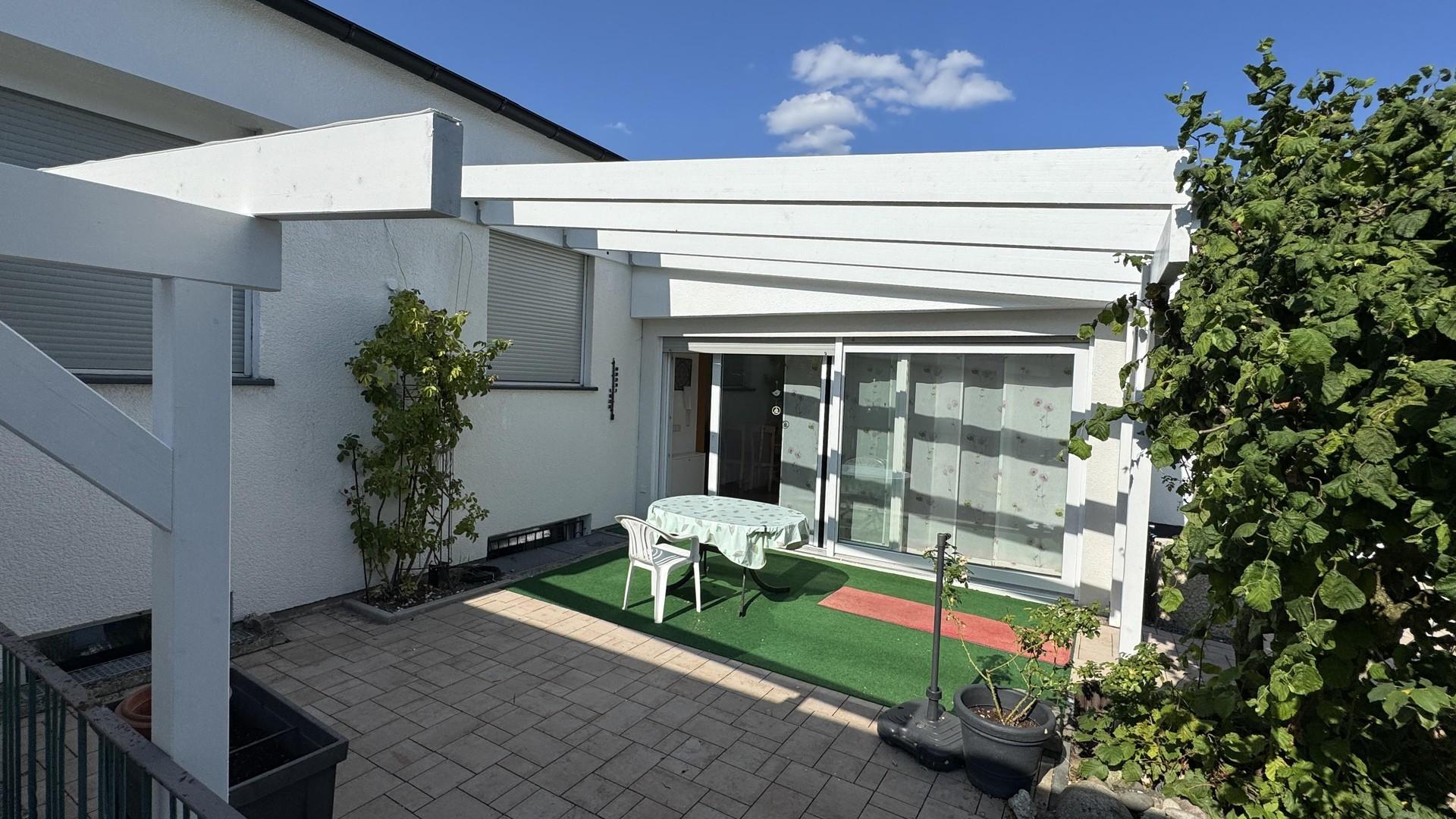 Überdachte Pergola im Garten