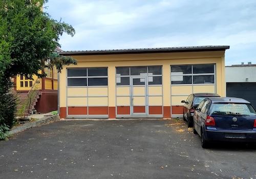 Halle rechts neben dem Haus