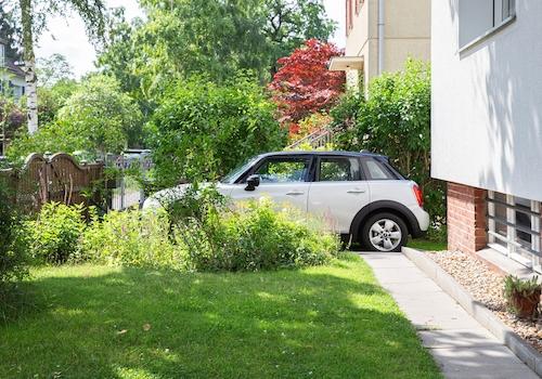 PKW-Stellplatz …