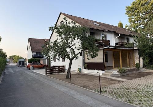 Südwestansicht mit Zufahrt