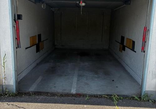 Einzelgarage mit Stromanschluß