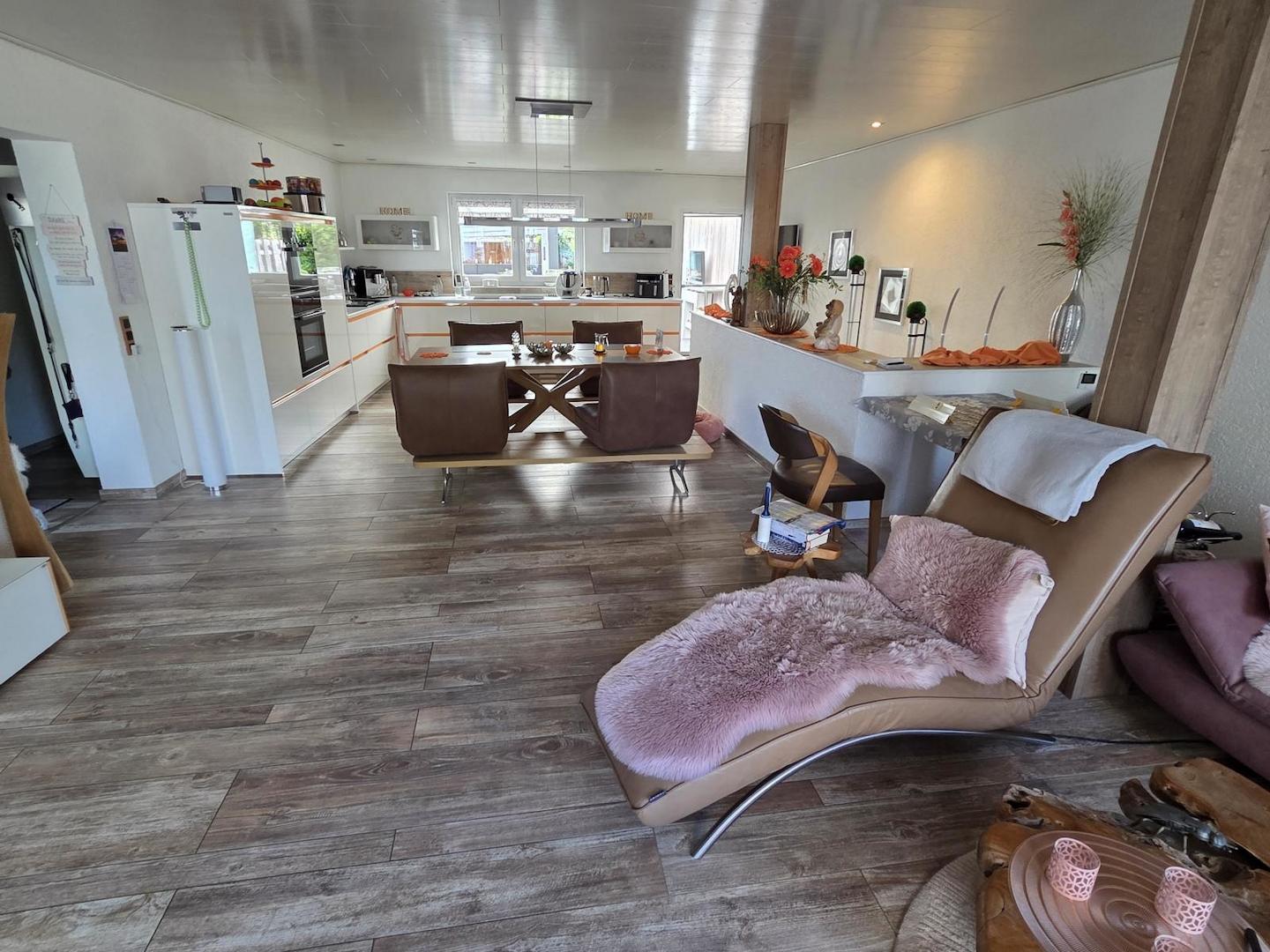 geräumiges Wohnzimmer