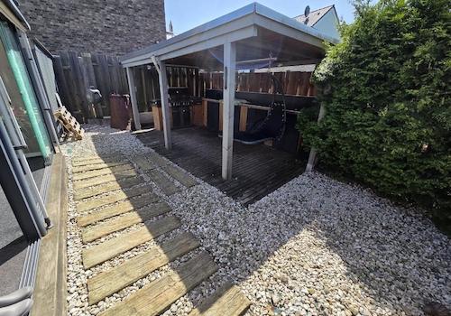... und überdachte Outdoor-Küche