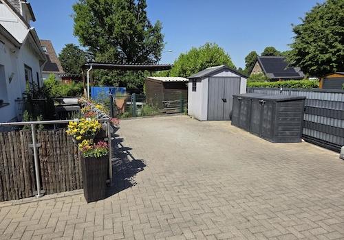 Parkfläche vor dem Haus