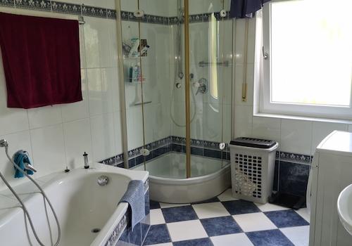 Badezimmer mit Wanne und Dusche