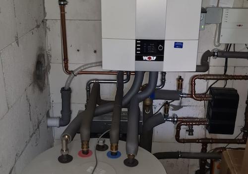 Gas-Brennwerttherme mit Warmwasserspeicher