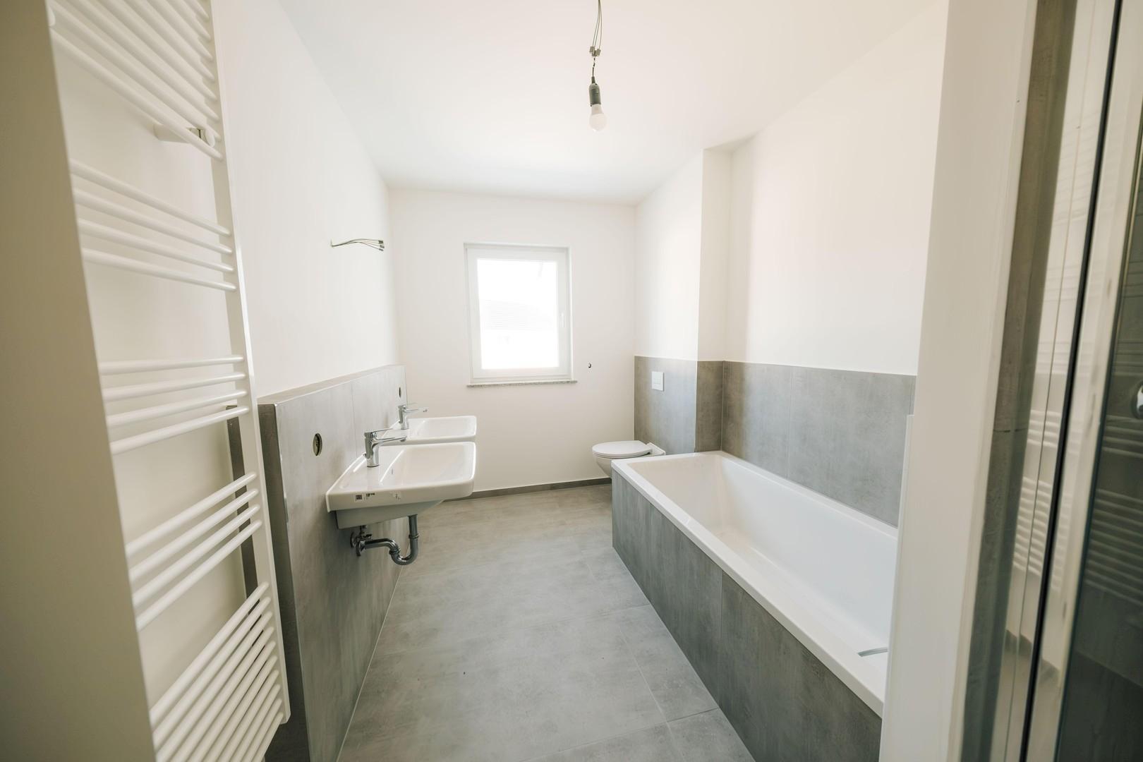 Bad mit Dusche und Wanne