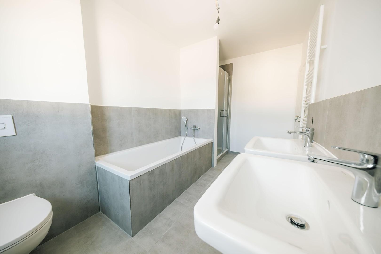 Bad mit Dusche und Wanne