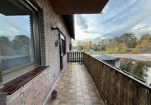 Balkon mit zwei Zugängen