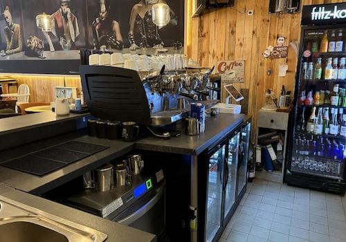 Theke mit Kaffeemaschine