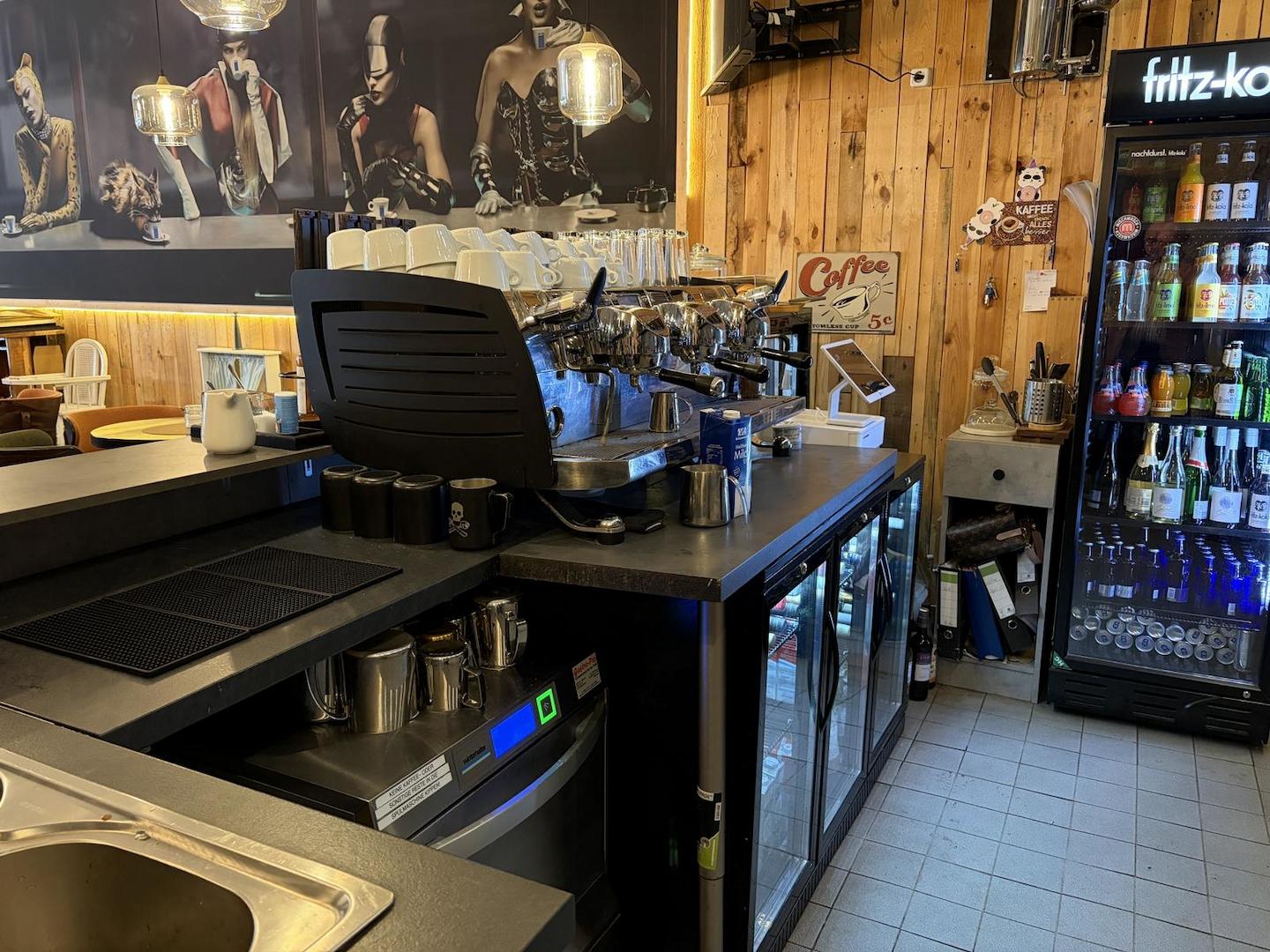 Theke mit Kaffeemaschine