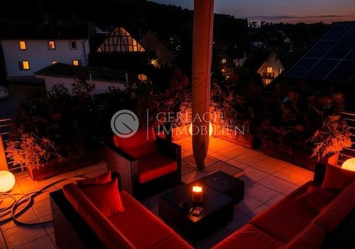 Abendstimmung auf der Terrasse - (KI generiert)