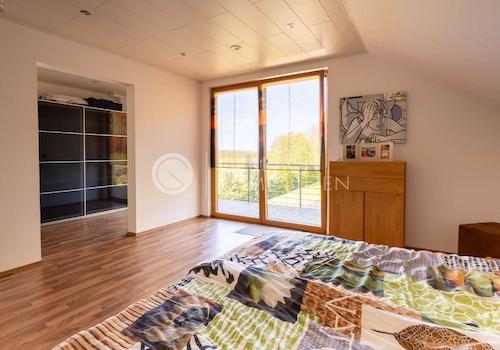 Schlafzimmer mit Blick zur Ankleide