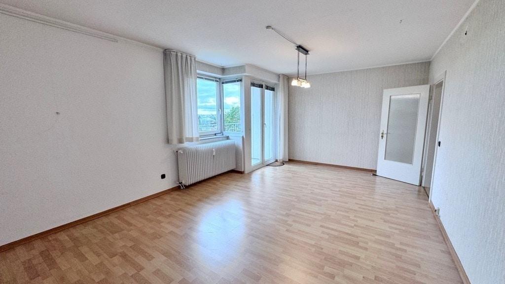 Wohn- und Esszimmer mit Balkonzugang