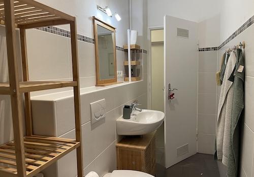 Bad mit Dusche und Badewanne