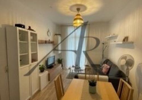 Wohnzimmer mit Balkon