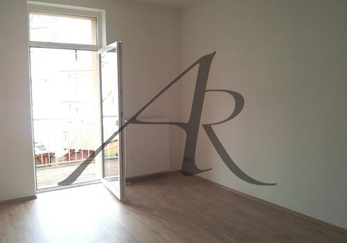 Wohnzimmer mit Balkon