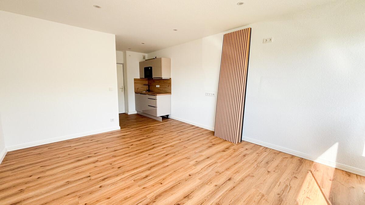 Wohn- und Schlafzimmer mit Pantryküche