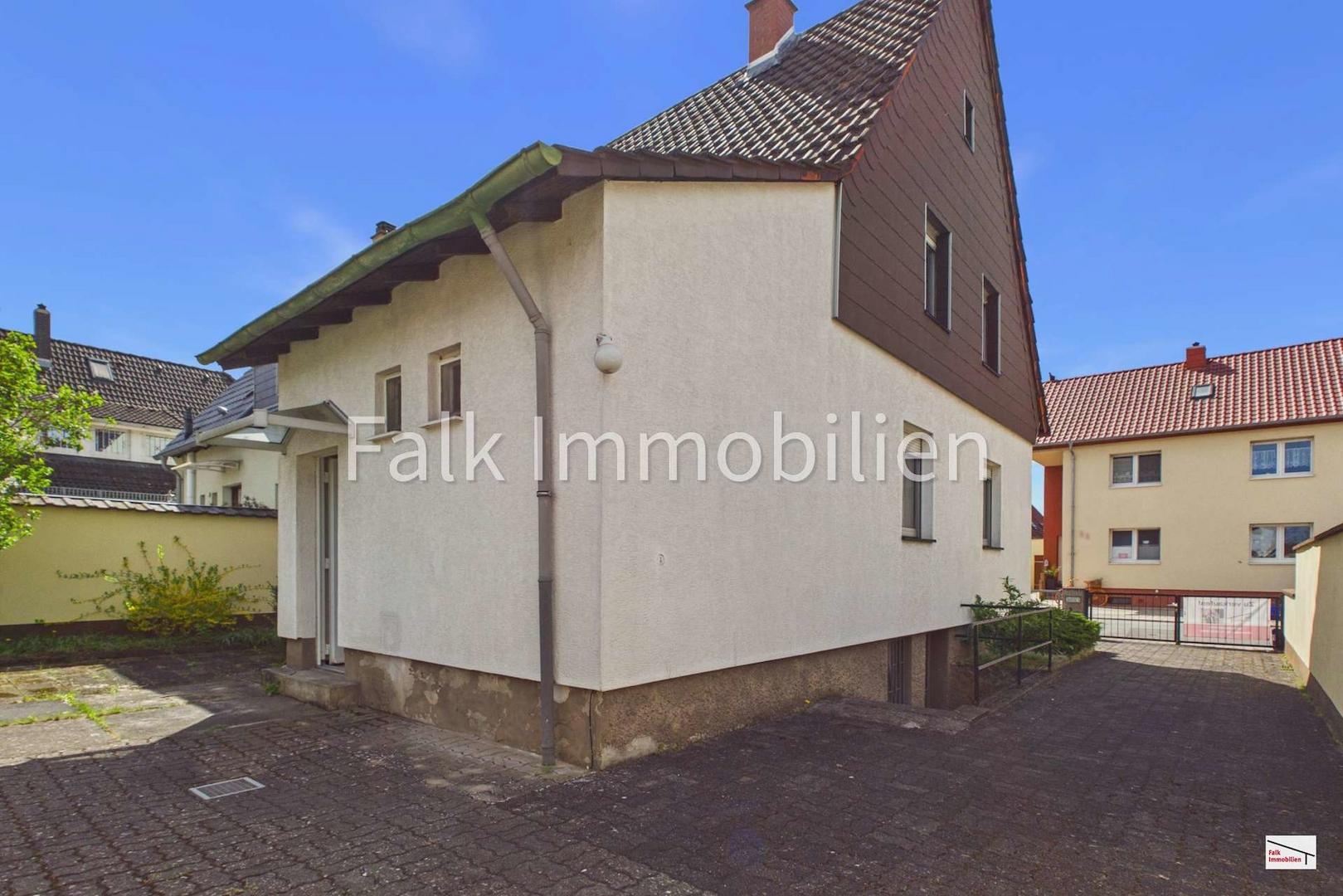 Hausansicht und Zufahrt