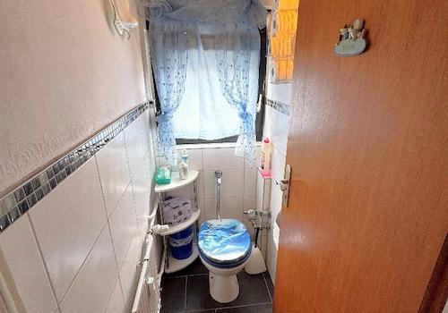 separates WC