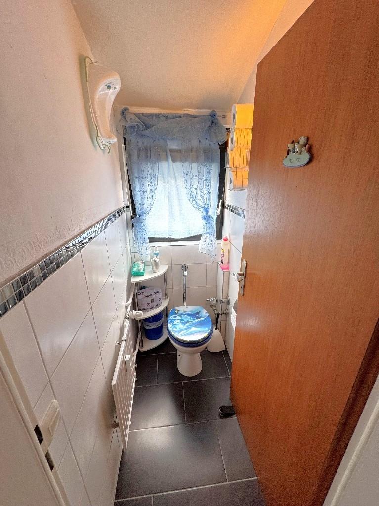 separates WC