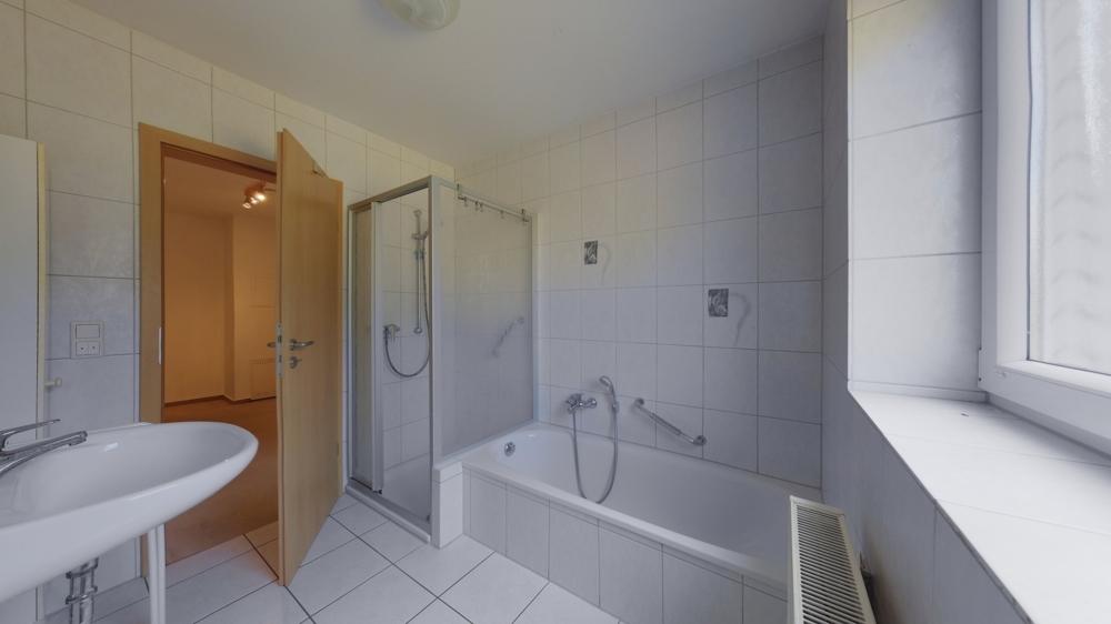 Tageslichtbad mit Dusche und Wanne