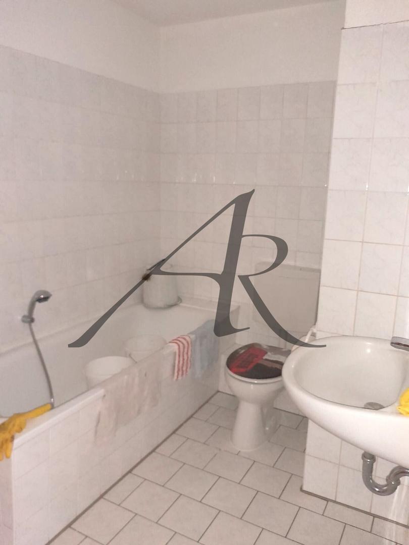 Bad mit Badewanne und Dusche