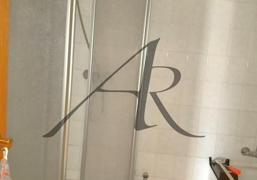 Bad mit Badewanne und Dusche