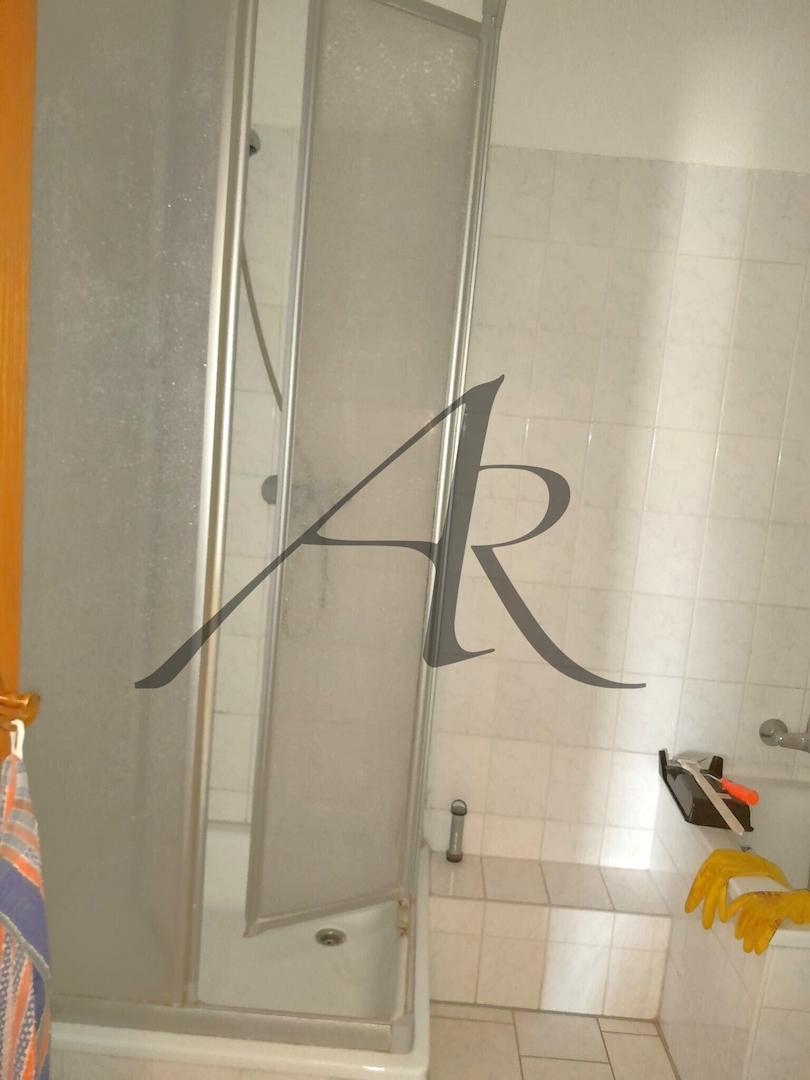Bad mit Badewanne und Dusche