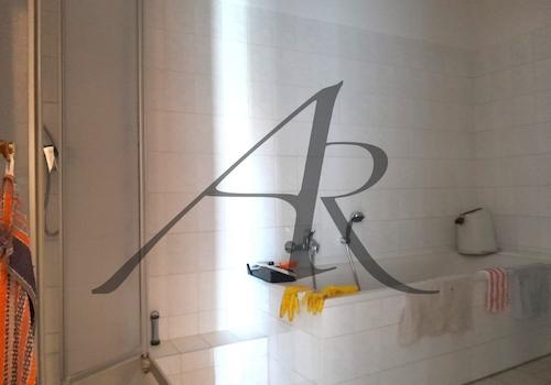 Bad mit Badewanne und Dusche
