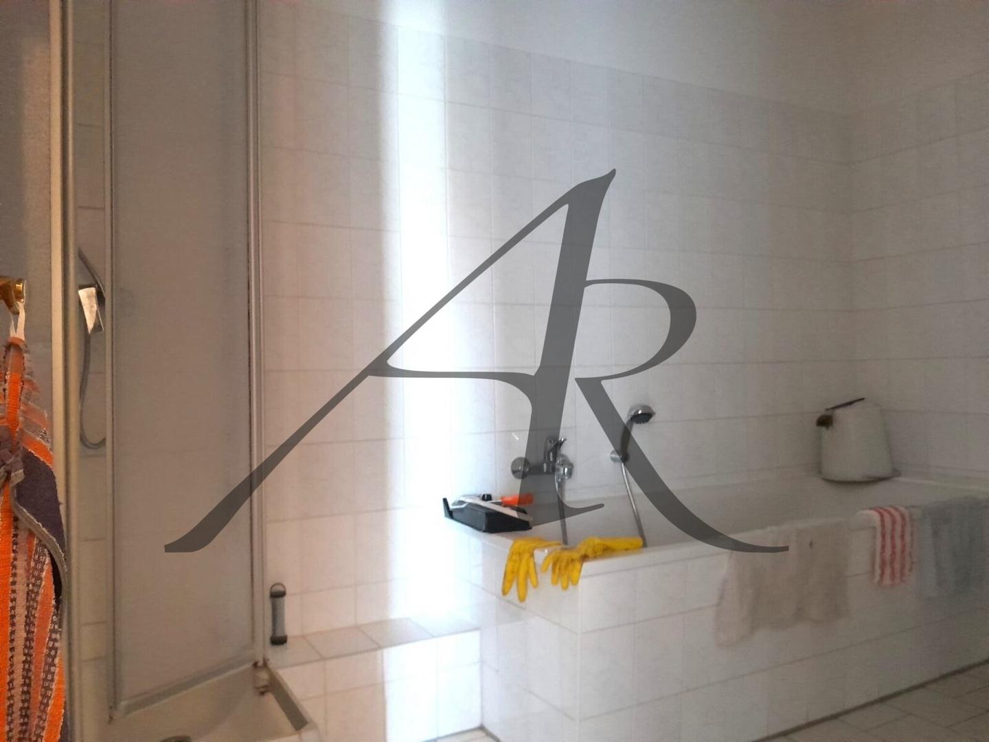 Bad mit Badewanne und Dusche