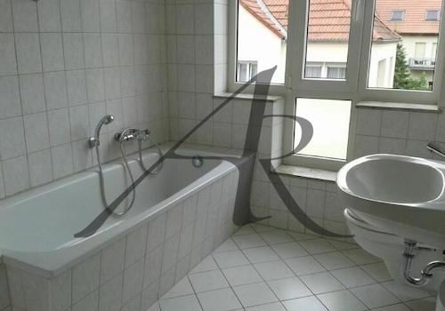 Tageslichtbad mit Badewanne
